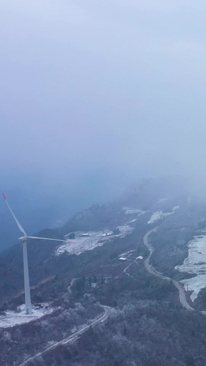 航拍宏伟大气雪山之巅风力发电机大风车自然风光惟余莽莽66秒视频