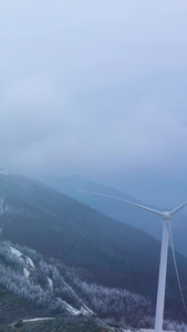 航拍宏伟大气雪山之巅风力发电机大风车自然风光惟余莽莽视频