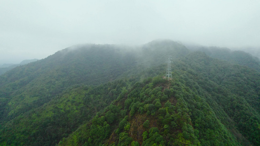 被大雾笼罩的山脉航拍视频