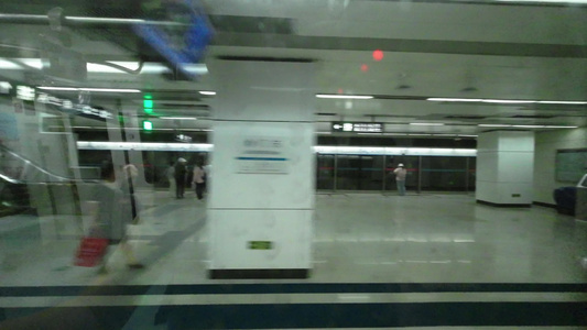 4K 北京地铁  乘坐地铁的人视频