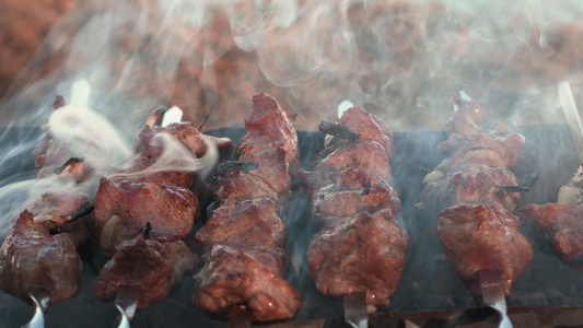 在户外烤肉机上烤肉串视频