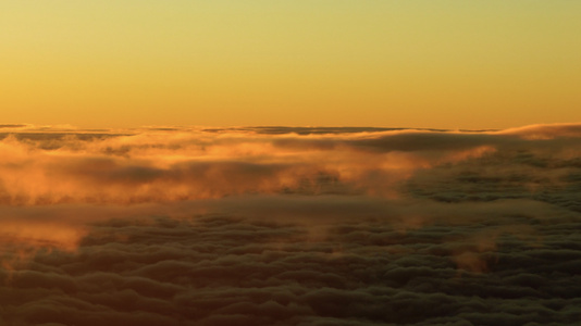飞机的窗外夕阳云视频