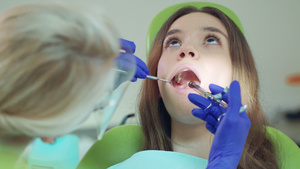 牙医在病人牙齿上注射麻醉剂21秒视频