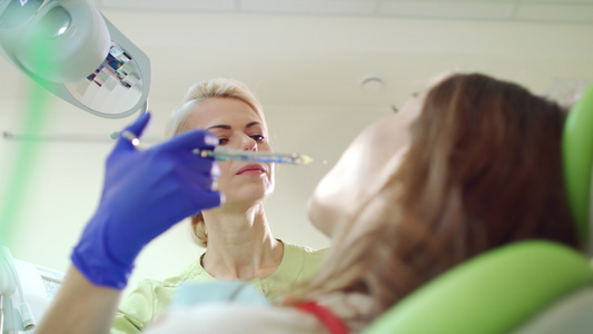 牙医在牙齿里注射麻醉剂视频