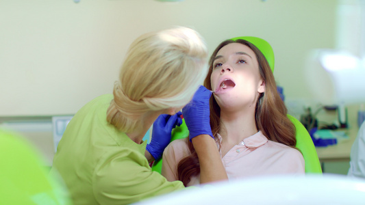 检查病人牙齿和口腔视频