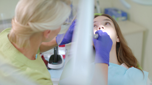 在牙科诊所对病人进行专业牙齿清洗视频