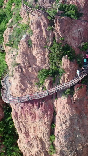 郑州伏羲山红石林航拍视频悬崖栈道31秒视频