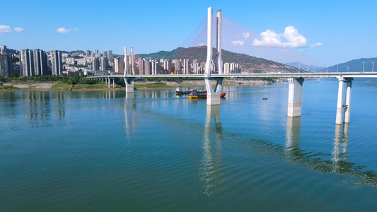 4K航拍集装箱轮船驶过万里长江经济发展视频