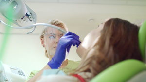 治疗病人牙齿的女医生20秒视频