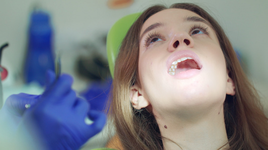 在诊所接受牙医检查的女孩视频