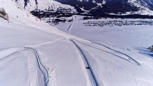 天山雪山脚下的公路视频