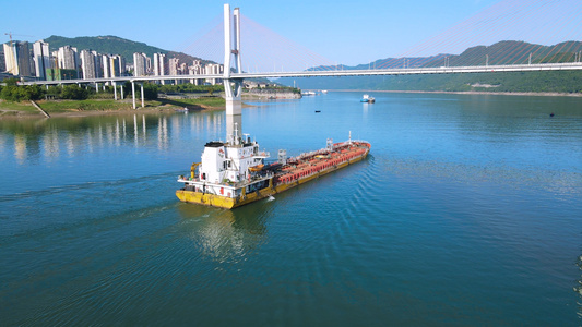 4K航拍远洋轮船运送石油天然气能源行驶长江中视频