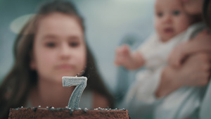 女孩在生日蛋糕上吹蜡烛9秒视频
