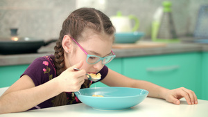 女孩在吃玉米花12秒视频
