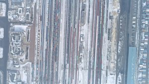 大雪中的火车轨道垂直航拍6秒视频
