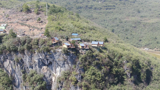 航拍湖南怀化大峡谷悬崖上网红小木屋 视频