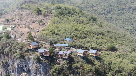 航拍湖南怀化大峡谷悬崖上网红小木屋 视频