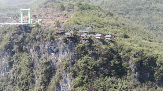 航拍湖南怀化大峡谷悬崖上网红小木屋 视频