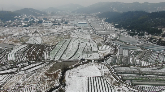 航拍乡村田园美丽乡村冬天雪景视频