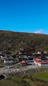 航拍高原群山中的藏传佛教寺庙全景四川旅游视频