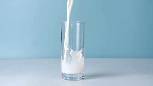 升格鲜牛奶一杯牛奶纯牛奶倒牛奶健康早餐视频