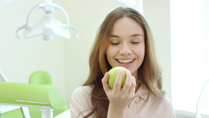 在牙科诊所吃苹果的快乐女孩14秒视频