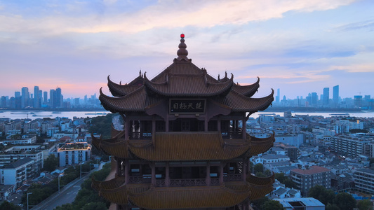 航拍风光城市夕阳晚霞落日余晖天空下的旅游地标景区黄鹤楼近距离全景素材视频