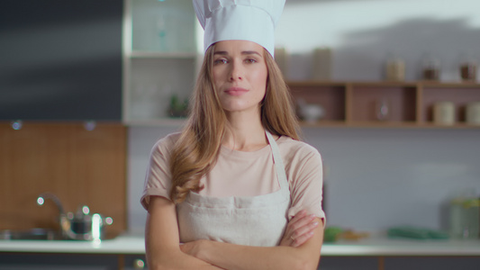 女性厨师面对镜头自信微笑视频