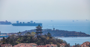 8K青岛风光延时远眺小鱼山和海上穿梭的货船15秒视频
