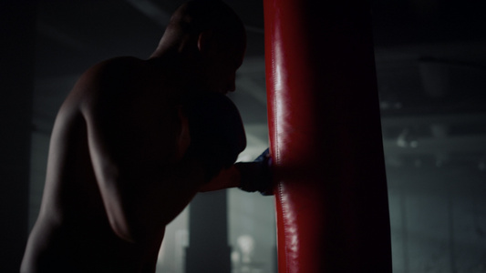 男性运动员拳击手打出气筒在健身房训练拳视频