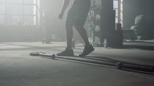 为锻炼准备运动器材的男性健美运动员视频