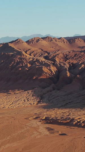 航拍4A景区日光照耀下的红色山体火焰山视频北疆吐鲁番64秒视频