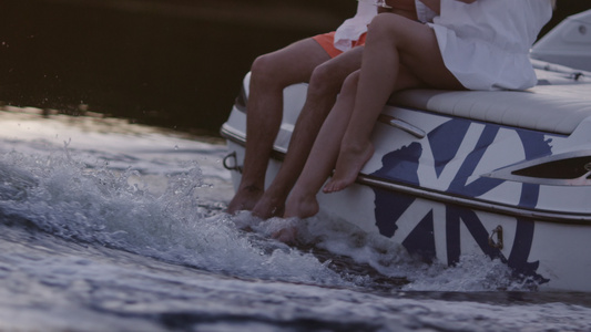 【无需肖像权】男人和女人的腿在水流中视频