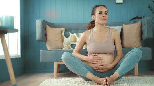 怀孕妈妈在家做瑜伽视频