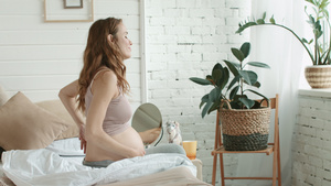 怀孕孕妈在家躺在床上25秒视频