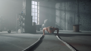 运动员在健身房做俯卧撑进行健身训练20秒视频