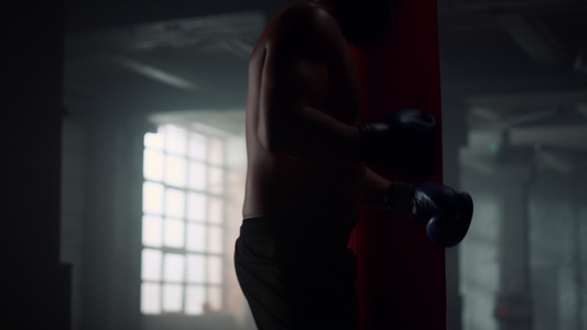 男性运动员用沙袋锻炼做拳击训练视频