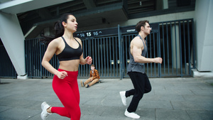 年轻情侣在户外运动健身25秒视频