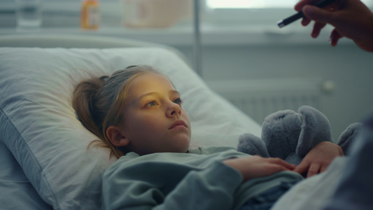 重病的女孩躺在病床上拥抱玩具医生检查患者症状视频