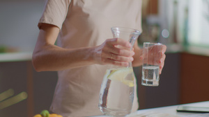 居家生活女性早起喝一杯柠檬水22秒视频