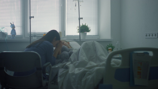 重病的孩子躺在床上母亲在诊所治疗后担心生病的孩子视频