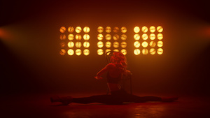 躺在地板上跳舞椅子舞的专业女舞者21秒视频