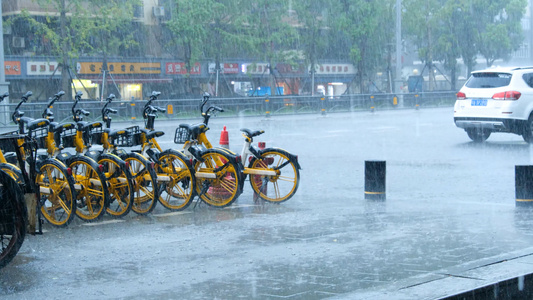 4k暴雨特大暴雨雨中街道洪涝瓢泼大雨雨中街道[大到暴雨]视频