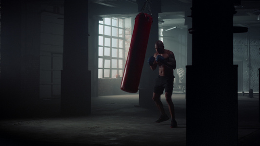 跆拳道运动员在健身房打运动包带手套拳击重型沙袋视频