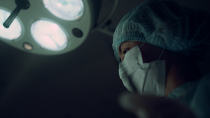 护士在手术室拿着医疗夹进行手术7秒视频