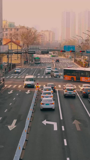 老青岛杭州路清晨的来往车流延时摄影高峰期11秒视频
