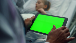 医生使用平板电脑绿屏特写17秒视频