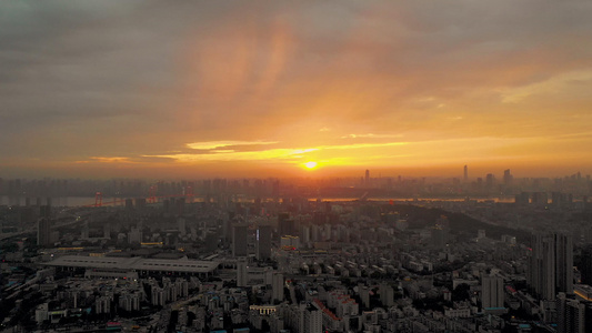 航拍日落晚霞天气下的武汉城市天际线视频