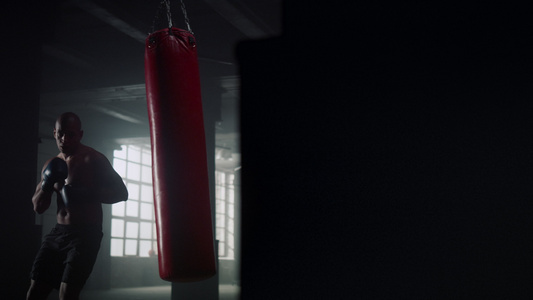 男性运动员在健身房拳击沙袋视频