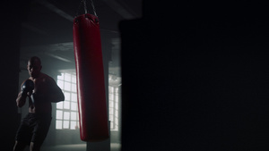 男性运动员在健身房拳击沙袋12秒视频